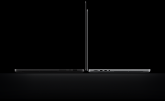 Otwarty 16-calowy MacBook Pro z wyświetlaczem PROLED XDR, kolor gwiezdnej czerni, prawa strona obudowy z trzema portami, tekst: 1,82 kg; Otwarty 14-calowy MacBook Pro z wyświetlaczem PROLED XDR, kolor srebrny, lewa strona obudowy z czterema portami, tekst: 1,38 kg