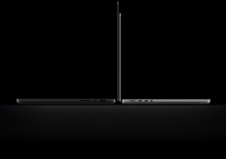 Otwarty 16-calowy MacBook Pro z wyświetlaczem PROLED XDR, kolor gwiezdnej czerni, prawa strona obudowy z trzema portami, tekst: 1,82 kg; Otwarty 14-calowy MacBook Pro z wyświetlaczem PROLED XDR, kolor srebrny, lewa strona obudowy z czterema portami, tekst: 1,38 kg