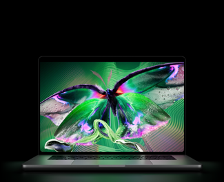 Otwarty MacBook Pro z wyświetlaczem PROLED XDR, kolor srebrny, ekran ukazuje bogate w detale zdjęcie o wysokim kontraście i żywych kolorach, a jego światło oświetla klawiaturę