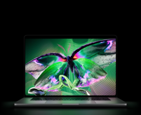 Otwarty MacBook Pro z wyświetlaczem PROLED XDR, kolor srebrny, ekran ukazuje bogate w detale zdjęcie o wysokim kontraście i żywych kolorach, a jego światło oświetla klawiaturę