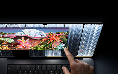 MacBook Pro z wyświetlaczem PROLED XDR, kolor gwiezdnej czerni, użytkownik zmienia rozmiar okna na ekranie za pomocą palca