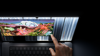 MacBook Pro z wyświetlaczem PROLED XDR, kolor gwiezdnej czerni, użytkownik zmienia rozmiar okna na ekranie za pomocą palca