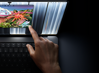 MacBook Pro z wyświetlaczem PROLED XDR, kolor gwiezdnej czerni, użytkownik zmienia rozmiar okna na ekranie za pomocą palca