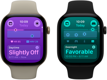 Dwa urządzenia Apple Watch Series 12: koperta z aluminium w kolorze jasnego złota, parametry życiowe w dzień wykazujące lekkie odchylenia, pokrętło Digital Crown, pasek sportowy w kolorze piasku; koperta z aluminium w kolorze czarnym, prawidłowe parametry życiowe w nocy, pokrętło Digital Crown, pasek sportowy w kolorze czarnym