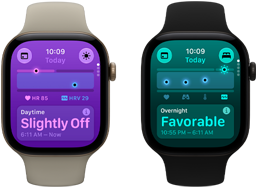 Dwa urządzenia Apple Watch Series 12: koperta z aluminium w kolorze jasnego złota, parametry życiowe w dzień wykazujące lekkie odchylenia, pokrętło Digital Crown, pasek sportowy w kolorze piasku; koperta z aluminium w kolorze czarnym, prawidłowe parametry życiowe w nocy, pokrętło Digital Crown, pasek sportowy w kolorze czarnym
