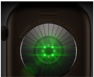 Widoczny od tyłu Apple Watch Series 12 z kopertą z aluminium w kolorze ciemnego brązu, wiele okrągłych czujników z zielonymi diodami LED, lewy bok urządzenia, pokrętło Digital Crown, pasek sportowy w kolorze oliwki