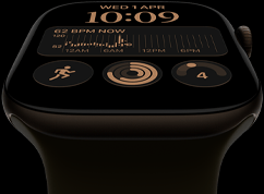 Apple Watch Series 12 z kopertą z aluminium w kolorze ciemnego brązu, tarcza Moduły, komplikacje: dzień i data, Treningi, Pierścienie aktywności, Apple Music, widoczny prawy bok urządzenia, pokrętło Digital Crown, pasek sportowy w kolorze oliwki