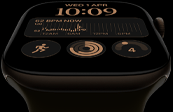 Apple Watch Series 12 z kopertą z aluminium w kolorze ciemnego brązu, tarcza Moduły, komplikacje: dzień i data, Treningi, Pierścienie aktywności, Apple Music, widoczny prawy bok urządzenia, pokrętło Digital Crown, pasek sportowy w kolorze oliwki