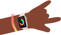 Ilustracja przedstawiająca nadgarstek dziecka z założonym Apple Watch SE 3 prezentującym na ekranie apkę Aktywność