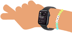 Ilustracja przedstawiająca nadgarstek dziecka z założonym Apple Watch SE 3 prezentującym na ekranie apkę Wiadomości