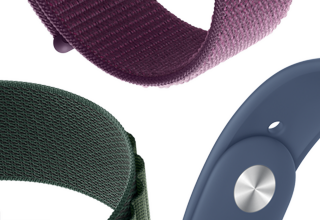 Apple Watch Series 10 z paskiem sportowym w kolorze denimu obok opaski sportowej w kolorze dojrzałej śliwki, paska sportowego w kolorze księżycowej poświaty i opaski Alpine w kolorze ciemnozielonym