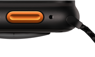 Apple Watch Ultra 3 z kopertą z tytanu w kolorze czarnym, na tyle wypukły czujnik, widoczny lewy bok urządzenia, przycisk czynności, mikrofon