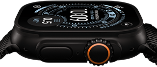 Apple Watch Ultra 3 z kopertą z tytanu w kolorze czarnym, widoczny bok urządzenia, kompas na tarczy Orienteering, przycisk czynności i pokrętło Digital Crown