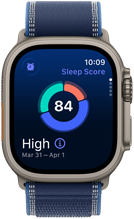 Apple Watch Ultra 3 z kopertą z tytanu w kolorze naturalnym, na ekranie widać wynik snu, poszczególne fazy zaprezentowane są na wykresie kołowym, a sam wynik podany na środku, zegarek ma opaskę Trail w kolorze niebieskim