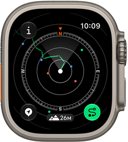 Apple Watch Ultra 4 z kopertą z tytanu w kolorze naturalnym, na ekranie funkcja Ślad pokazująca trasę z wskazówkami kompasu, widoczny prawy bok urządzenia, pokrętło Digital Crown, wystający przycisk boczny