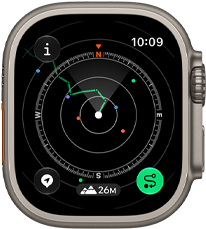 Apple Watch Ultra 4 z kopertą z tytanu w kolorze naturalnym, na ekranie funkcja Ślad pokazująca trasę z wskazówkami kompasu, widoczny prawy bok urządzenia, pokrętło Digital Crown, wystający przycisk boczny