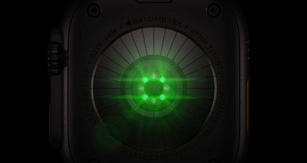 Tył Apple Watch Ultra 4, koperta z tytanu w kolorze czarnym z wieloma okrągłymi czujnikami i poświatą zielonych diod LED