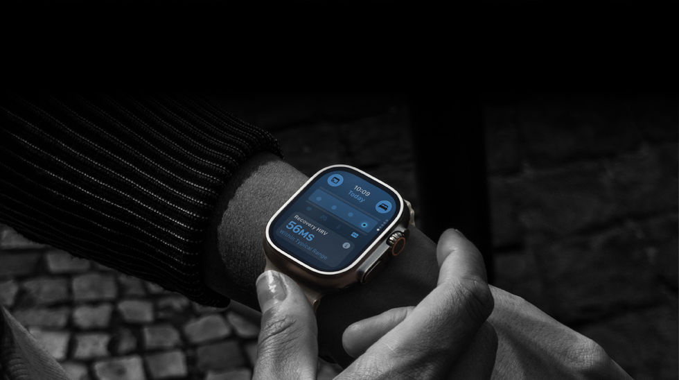 Osoba z założonym na nadgarstek Apple Watch Ultra 4, odczyty parametrów życiowych w dzień są lekko odbiegające od normy