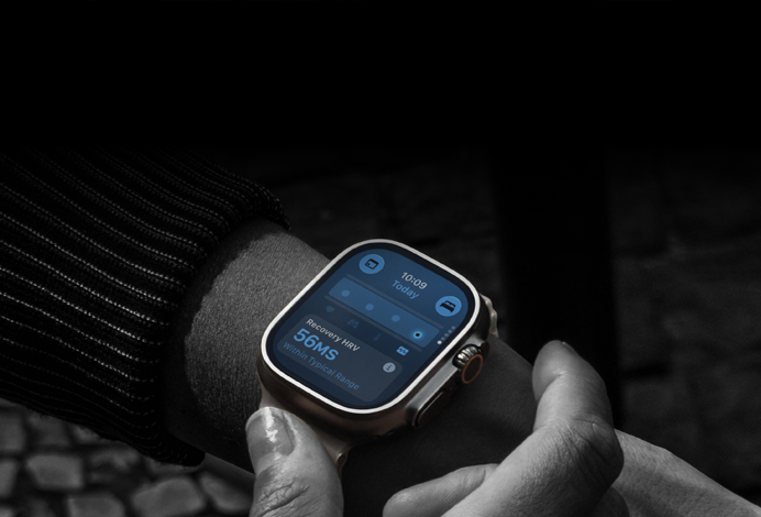 Osoba z założonym na nadgarstek Apple Watch Ultra 4, odczyty parametrów życiowych w dzień są lekko odbiegające od normy