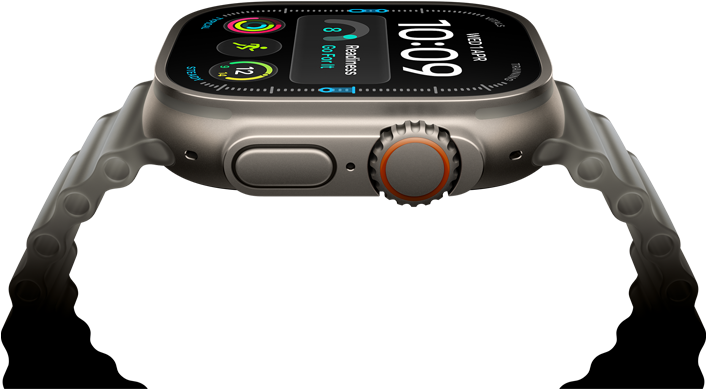 Apple Watch Ultra 4 z kopertą z tytanu w kolorze naturalnym, tarcza cyfrowego zegara, komplikacje: gotowość, tętno, Treningi, temperatura, widoczny prawy bok urządzenia, pokrętło Digital Crown, wystający przycisk boczny; pasek Ocean w kolorze półprzezroczystej szarości