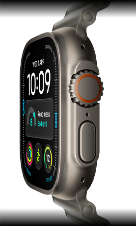 Apple Watch Ultra 4 z kopertą z tytanu w kolorze naturalnym, tarcza cyfrowego zegara, komplikacje: gotowość, tętno, Treningi, temperatura, widoczny prawy bok urządzenia, pokrętło Digital Crown, wystający przycisk boczny; pasek Ocean w kolorze półprzezroczystej szarości
