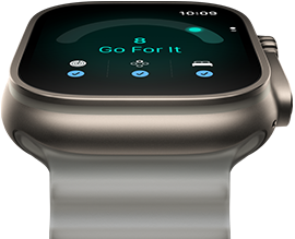 Apple Watch Ultra 4 z kopertą z tytanu w kolorze naturalnym, pasek Ocean w kolorze półprzezroczystej szarości, wynik gotowości 8, zewnętrzna prawa strona, Digital Crown, wystający przycisk boczny