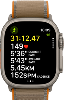 Apple Watch Ultra 4 z kopertą z tytanu w kolorze naturalnym, widać zaawansowane parametry treningu Bieg w plenerze, prawa strona obudowy, pokrętło Digital Crown, wystający przycisk boczny, opaska Trail w kolorze piasku