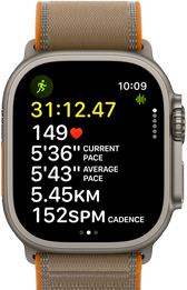 Apple Watch Ultra 4 z kopertą z tytanu w kolorze naturalnym, widać zaawansowane parametry treningu Bieg w plenerze, prawa strona obudowy, pokrętło Digital Crown, wystający przycisk boczny, opaska Trail w kolorze piasku
