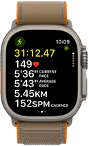 Apple Watch Ultra 4 z kopertą z tytanu w kolorze naturalnym, widać zaawansowane parametry treningu Bieg w plenerze, prawa strona obudowy, pokrętło Digital Crown, wystający przycisk boczny, opaska Trail w kolorze piasku