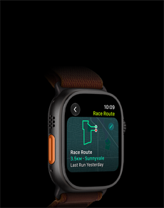 Apple Watch Ultra 4 z kopertą z tytanu w kolorze czarnym, opaska Alpine w kolorze burgunda, na ekranie funkcja Wyścig na trasie z zaznaczonym trasą biegową na mapie
