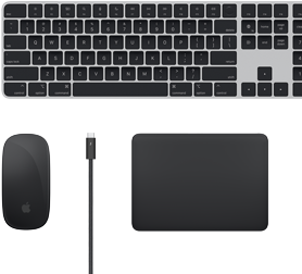 Widok z góry na akcesoria do Maca: klawiaturę Magic Keyboard, mysz Magic Mouse, gładzik Magic Trackpad i przewody Thunderbolt.