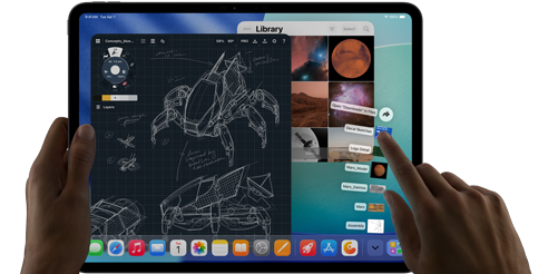 iPad Pro w kolorze gwiezdnej czerni, lewa ręka trzyma urządzenie, prawa ręka obsługuje gestami wiele otwartych okien aplikacji, na ekranie aplikacja do rysowania ze szkicami konstrukcji mechanicznych, biblioteka zdjęć z planetami i obrazami kosmosu oraz folder z rozstawionymi wachlarzowo pobranymi plikami