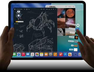 iPad Pro w kolorze gwiezdnej czerni, lewa ręka trzyma urządzenie, prawa ręka obsługuje gestami wiele otwartych okien aplikacji, na ekranie aplikacja do rysowania ze szkicami konstrukcji mechanicznych, biblioteka zdjęć z planetami i obrazami kosmosu oraz folder z rozstawionymi wachlarzowo pobranymi plikami