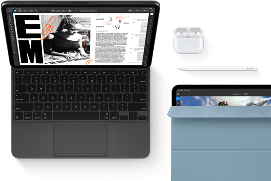 Widoczny od przodu iPad Pro w kolorze gwiezdnej czerni, zaokrąglone rogi, czarna ramka ekranu, podłączony do otwartej klawiatury Magic Keyboard, na ekranie aplikacja do edycji artykułów z tekstem i zdjęciem kobiety grającej na instrumencie muzycznym, obok słuchawki Airpods 4 w otwartym etui, iPad Pro w niebieskim etui Smart Folio, na nim rysik Apple Pencil Pro, uchylona klapka odsłania wyświetlacz