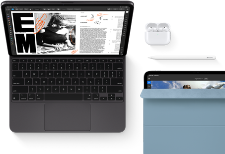 Widoczny od przodu iPad Pro w kolorze gwiezdnej czerni, zaokrąglone rogi, czarna ramka ekranu, podłączony do otwartej klawiatury Magic Keyboard, na ekranie aplikacja do edycji artykułów z tekstem i zdjęciem kobiety grającej na instrumencie muzycznym, obok słuchawki Airpods 4 w otwartym etui, iPad Pro w niebieskim etui Smart Folio, na nim rysik Apple Pencil Pro, uchylona klapka odsłania wyświetlacz