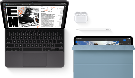 Widoczny od przodu iPad Pro w kolorze gwiezdnej czerni, zaokrąglone rogi, czarna ramka ekranu, podłączony do otwartej klawiatury Magic Keyboard, na ekranie aplikacja do edycji artykułów z tekstem i zdjęciem kobiety grającej na instrumencie muzycznym, obok słuchawki Airpods 4 w otwartym etui, iPad Pro w niebieskim etui Smart Folio, na nim rysik Apple Pencil Pro, uchylona klapka odsłania wyświetlacz