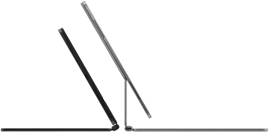 Dwa widoczne z boku smukłe iPady Pro podłączone do klawiatur Magic Keyboard, jednej w kolorze gwiezdnej czerni, nachylonej i półotwartej, z głośnikami i portem USB‑C, i drugiej w kolorze srebrnym, otwartej i nachylonej tak, że widać konstrukcję wspornika, głośników i mikrofonu