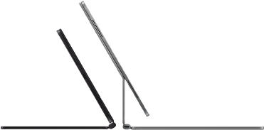 Dwa widoczne z boku smukłe iPady Pro podłączone do klawiatur Magic Keyboard, jednej w kolorze gwiezdnej czerni, nachylonej i półotwartej, z głośnikami i portem USB‑C, i drugiej w kolorze srebrnym, otwartej i nachylonej tak, że widać konstrukcję wspornika, głośników i mikrofonu