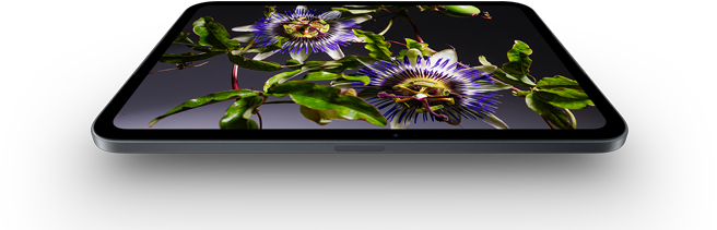 iPad mini, wyświetlacz OLED 8,5 cala, jasny obraz i głęboka czerń, na ekranie osoba w czapce i kurtce
