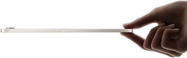 Widoczny od boku iPad mini trzymany w dłoni, smukła i lekka konstrukcja