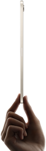 Widoczny od boku iPad mini trzymany w dłoni, smukła i lekka konstrukcja