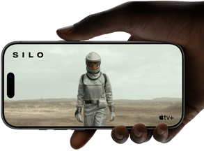 Dłoń trzyma iPhone’a 17 Pro, [NDA], odtwarzanie filmu na ustawionym w orientacji poziomej, sięgającym krawędzi wyświetlaczu demonstruje wydajność baterii