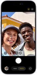 iPhone 17, przód obudowy, na ekranie zaprezentowana funkcja Centrum uwagi w zdjęciach