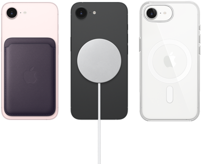 iPhone 17e w kolorze jasnoróżowym z portfelem z tkaniny FineWoven w kolorze nocnego fioletu, iPhone 17e w kolorze czarnym z silikonowym etui w kolorze czarnym i ładowarką MagSafe, iPhone 17e w kolorze białym z przezroczystym etui z MagSafe