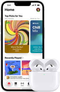 iPhone 17e, przód obudowy, na ekranie apka Apple Music z otwartym ekranem początkowym, obok AirPods Pro 3 w otwartym etui ładującym MagSafe