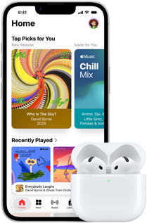 iPhone 17e, przód obudowy, na ekranie apka Apple Music z otwartym ekranem początkowym, obok AirPods Pro 3 w otwartym etui ładującym MagSafe