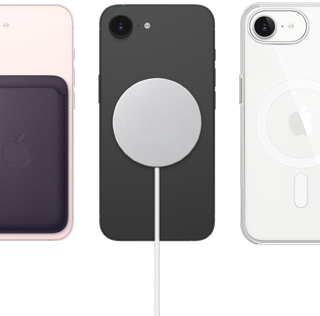 iPhone 17e, tył obudowy, kolor jasnoróżowy, portfel z tkaniny FineWoven z MagSafe. iPhone 17e, tył obudowy, kolor czarny, podłączona ładowarka MagSafe. iPhone 17e, tył obudowy, kolor biały,  przezroczyste etui z MagSafe