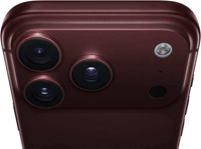 iPhone 18 Pro Max w kolorze burgunda (ciemna czerwień), tył obudowy, system pro aparatów Fusion w górnej części urządzenia, 3 obiektywy, częściowo zamknięte klapki zmiennej przysłony, flesz, mikrofon i skaner LiDAR, góra obudowy, antena łączności komórkowej, płaskie boki, zaokrąglone rogi