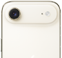 iPhone Air w kolorze białego obłoku pokazany od tyłu z wyeksponowanym systemem aparatu głównego Fusion znajdującym się w wypukłej górnej części urządzenia