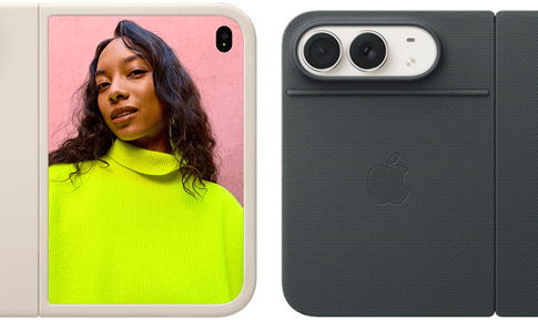 Całkowicie otwarty iPhone Duo w kolorze gwiezdnej bieli w silikonowym etui w kolorze piasku, układ poziomy, system dwóch aparatów Fusion w lewym górnym rogu, etui osłania tył obudowy i zewnętrzną krawędź wyświetlacza przedniego, po prawej stronie na wyświetlaczu zewnętrznym widoczny jest portret osoby. iPhone V68 w kolorze gwiezdnej bieli z etui Folio w kolorze granatu, tył obudowy z dwoma aparatami tylnymi Fusion 48 MP, dwa obiektywy